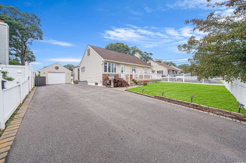 46 Anderson Ave, Babylon, NY 11703-3412