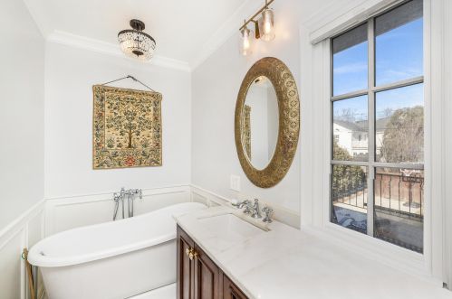 5068 Lake Dr, Milwaukee WI  53217-5748 exterior