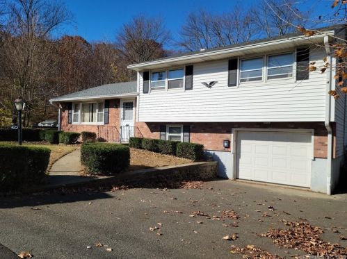 422 Country Club Rd, Waterbury, CT 06708-3257