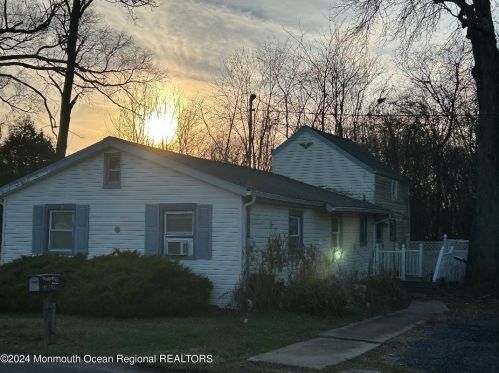 43 Vanderveer Rd, East Freehold, NJ 07728-8905