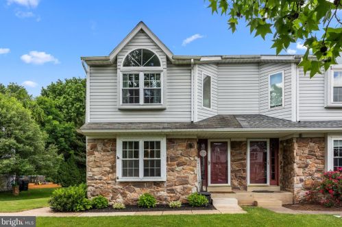 31 Pearl Dr, Gardenville, PA