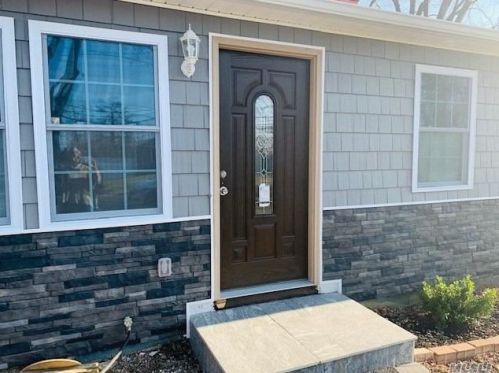 1739 Thompson Dr, Bayshore, NY 11706-1310