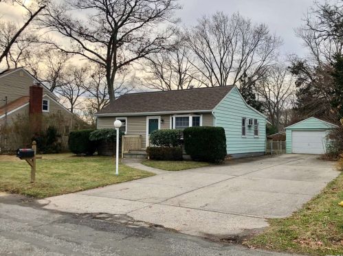 24 Brian Ave, Holtsville, NY 11742-1005