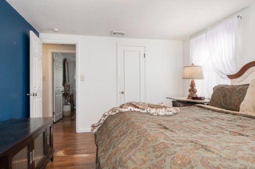 84 Cherry St, Cheshire CT  06410-2734 exterior