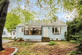 27 Robbins Ct, Milford, CT 06461-3548