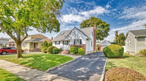 835 Pleasant Ave, Westbury, NY 11590-6409