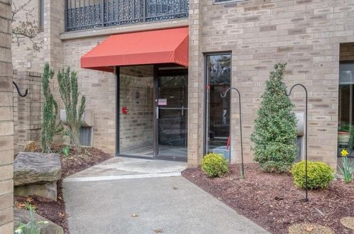 1400 Smokey Wood Dr, Pittsburgh, PA 15218-2761