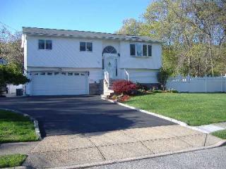 59 38th St, Islip Manor, NY 11751-1101