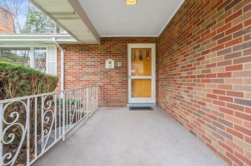 222 Lucille St, Glenshaw, PA 15116-2033