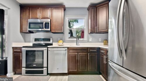 12300 Woodlawn Ct, Woodbridge VA  22192-1921 exterior