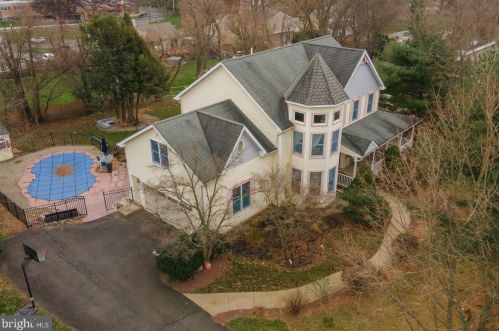 32 Sunrise Ct, Southampton, PA 18966-1981