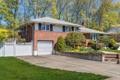 115 Seaman Rd, Muttontown, NY 11753-1608