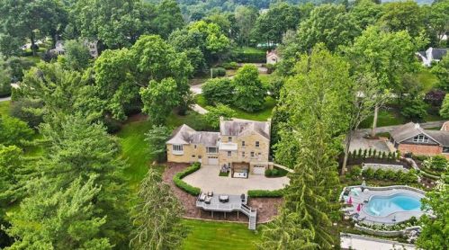 226 Warwick Dr, Pittsburgh, PA 15241-2130