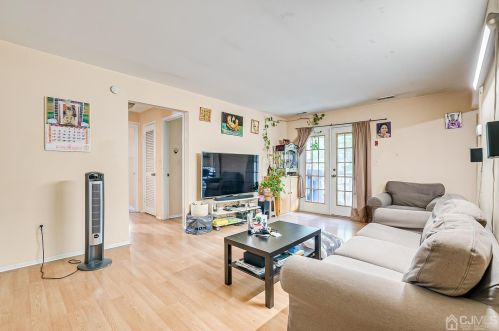 1511 Green Hollow Dr, Iselin NJ  08830-2946 exterior
