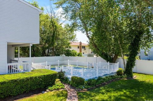 165 Clinton Ave, North Lindenhurst NY  11757-4127 exterior