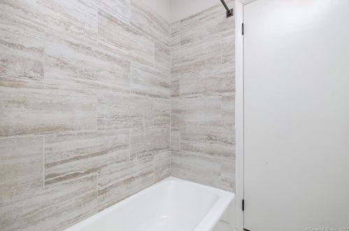28 Bonita Dr, Huntington CT  06484-5106 exterior