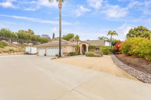 2520 Lynn Way, Vista, CA 92081-4601