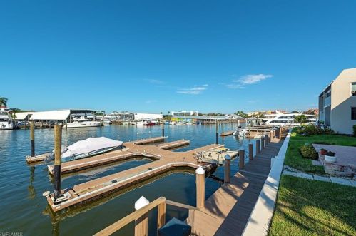 800 River Point Dr, Naples FL  34102-3406 exterior