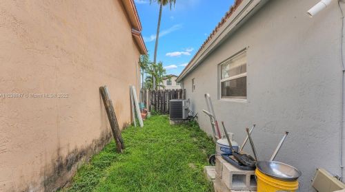 7948 196 Ter, Hialeah FL  33015-6357 exterior