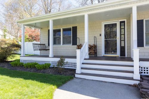 19 Adams Ave, Scotts Beach, NY 11789-2528