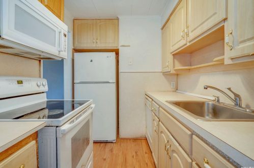 913 Merillon Ave, Westbury NY  11590-6112 exterior