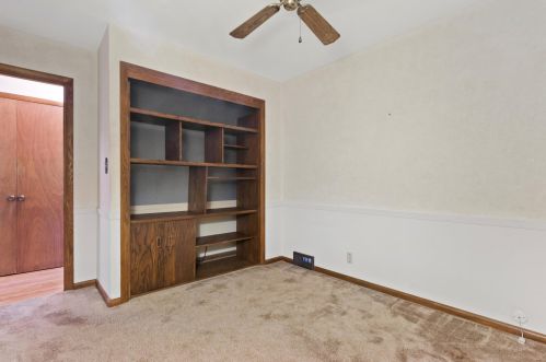 5830 Lakeview Dr, Greendale WI 53129-1937 exterior