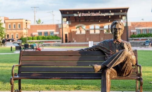 560 Woodlawn Dr, Valpo IN  46385-3347 exterior