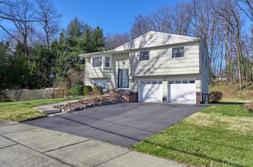 14 Bartman Rd, East Brunswick, NJ 08816-4639