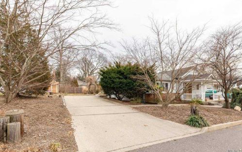 123 Beaver Dr, San Remo, NY 11754-2209