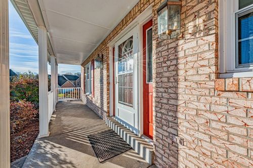 1030 Braemar Dr, Jeannette, PA 15644-5005