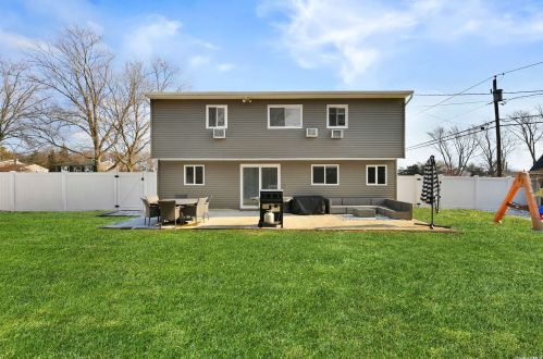 412 Greenbelt Pkwy, Holtsville NY  11742-2231 exterior