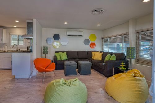 70 Santa Monica St, Palm Springs CA  92264-5257 exterior