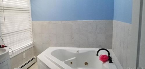 23 Honeycomb Ln, North Haven CT  06473-1005 exterior