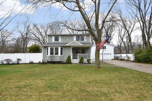 132 Avenue B, Holbrook, NY 11741-1409