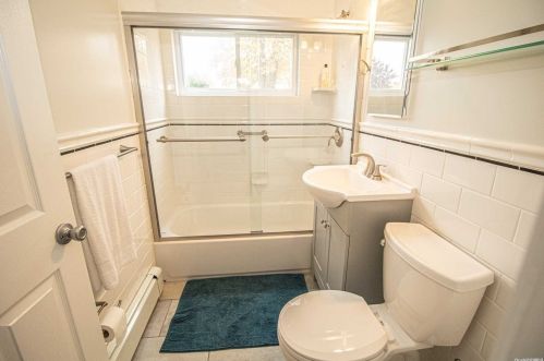 37 Winter Ln, Hicksville NY  11801-6219 exterior