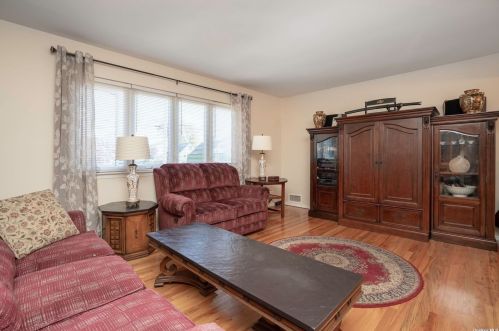 87 Central Ave, New Hyde Park NY  11040-4134 exterior