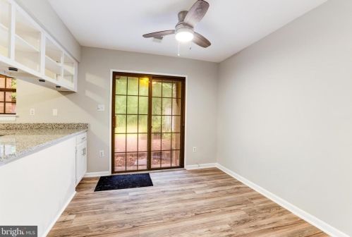 2053 Headlands Cir, Herndon VA  20191-3642 exterior