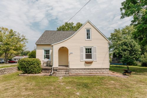 1317 Pleasantview Ave, Waukesha, WI 53188-2137