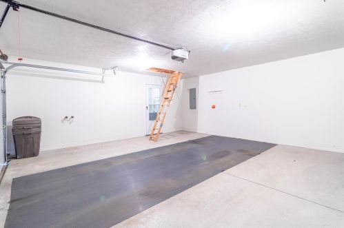 1084 Timberwood Dr, Beaver Falls PA 15010-1614 exterior