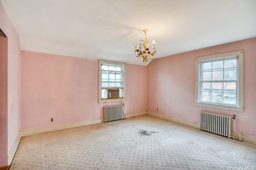 3 Revere Dr, Floral Park NY  11001-2814 exterior