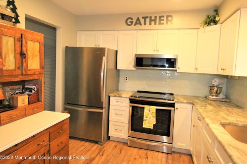 38 Courtshire Dr, Bricktown, NJ 08723-7138