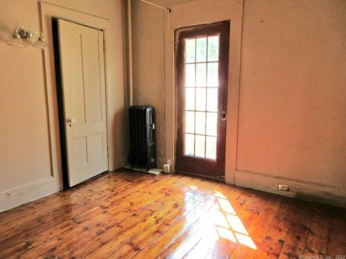 13 Manwaring St, United States Coast Guard Ac CT  06320-5619 exterior