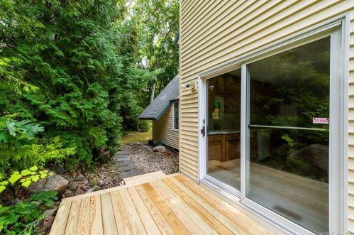 10 Baldwin Dr, Waterford CT  06385-2708 exterior