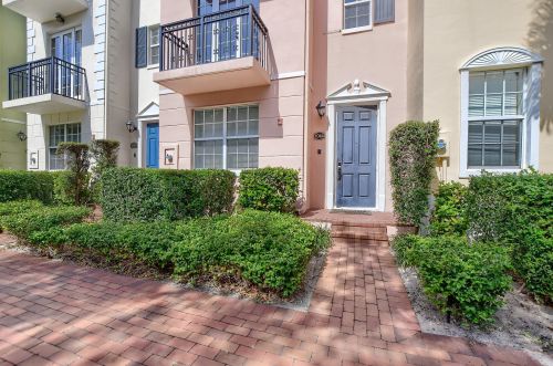 1044 Heritage Club Cir, Delray Beach, FL 33483-3482