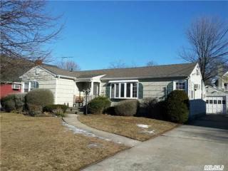 19 Tompkins Ave, Babylon, NY 11702-3620