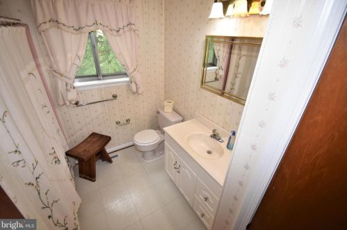 13 Saxony Dr, Riverton NJ  08077-4389 exterior