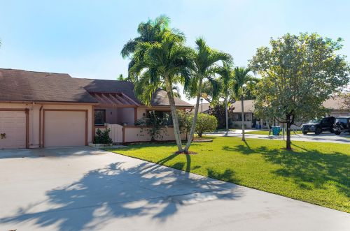 13 Walcott Dr, Boynton Beach, FL 33426-8109
