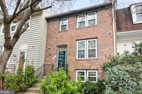 10031 Chestnut Wood Ln, Springfield, VA 22015-2702
