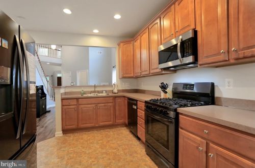 302 Maple Dr, Hanover PA 17331-9417 exterior