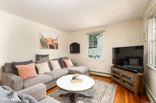 10 Osage Dr, Crotonville NY  10562-3815 exterior